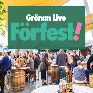 Människor sitter och står runt träbord på ett utomhusevenemang under ett tält. På en stor skylt ovanför står det "Grönan Live Förfest!" i feta bokstäver.