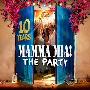 En grupp människor dansar under en discokula bakom öppna blå dörrar med texten ”10 Years Mamma Mia! The Party” på, dekorerade med rosa blommor. Skor och drycker ligger på golvet.