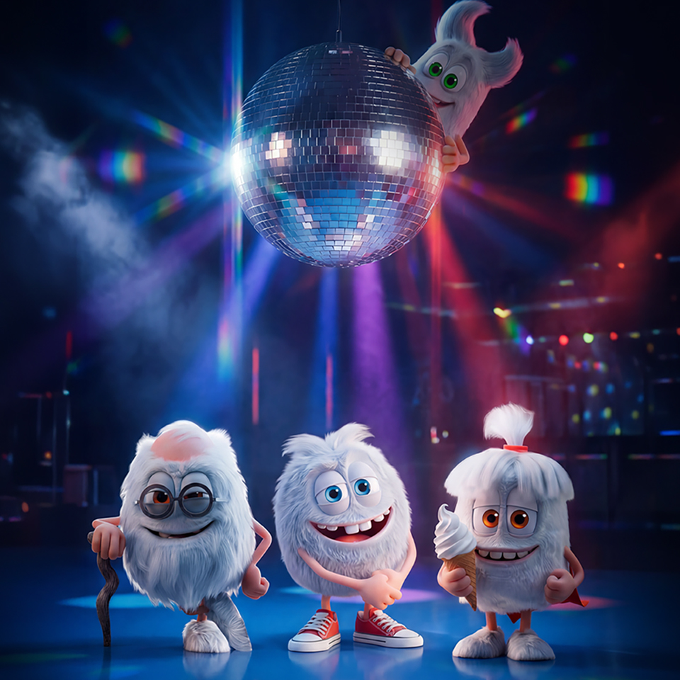Tre tecknade, ludna vita varelser står under en discokula med färgglada lampor; en fjärde varelse tittar över kulan från ovan.