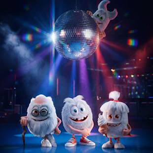 Tre tecknade, ludna vita varelser står under en discokula med färgglada lampor; en fjärde varelse tittar över kulan från ovan.
