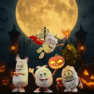 Fyra animerade, lurviga monster poserar med julgranar framför en spöklik port under fullmåne, med en fågelskrämma och fladdermöss i bakgrunden.