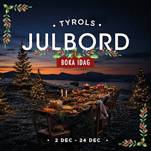 Ett julbord utomhus med ljus och mat, omgivet av träd och ett snötäckt landskap vid solnedgången. Text: ”Tyrols Julbord. Boka idag. 2 dec – 24 dec.” Dekorativa löv i hörnen.