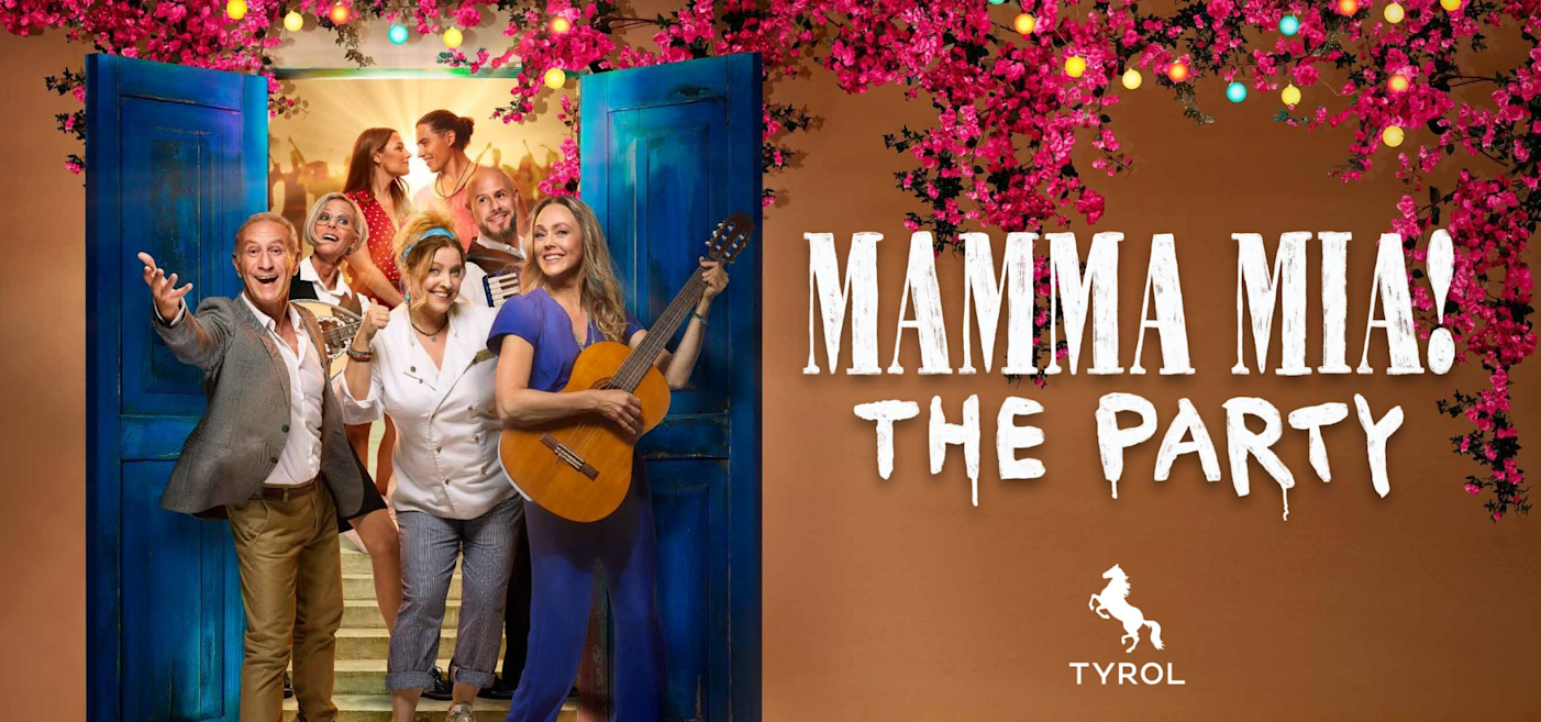 En grupp människor poserar energiskt i en dörröppning med musikinstrument och mikrofoner under färgglada lampor; texten lyder "Mamma Mia! The Party" med en Tyrol-logotyp.
