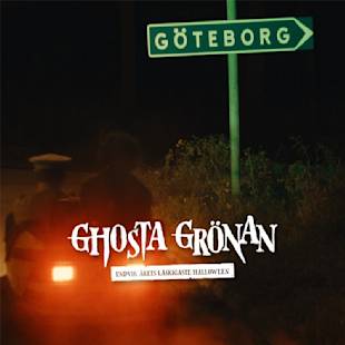 Två personer på en motorcykel kör nattetid mot en vägskylt med texten "Göteborg", med texten "Ghosta Grönan" och "Undvik årets läskigaste Halloween" överlagrade.