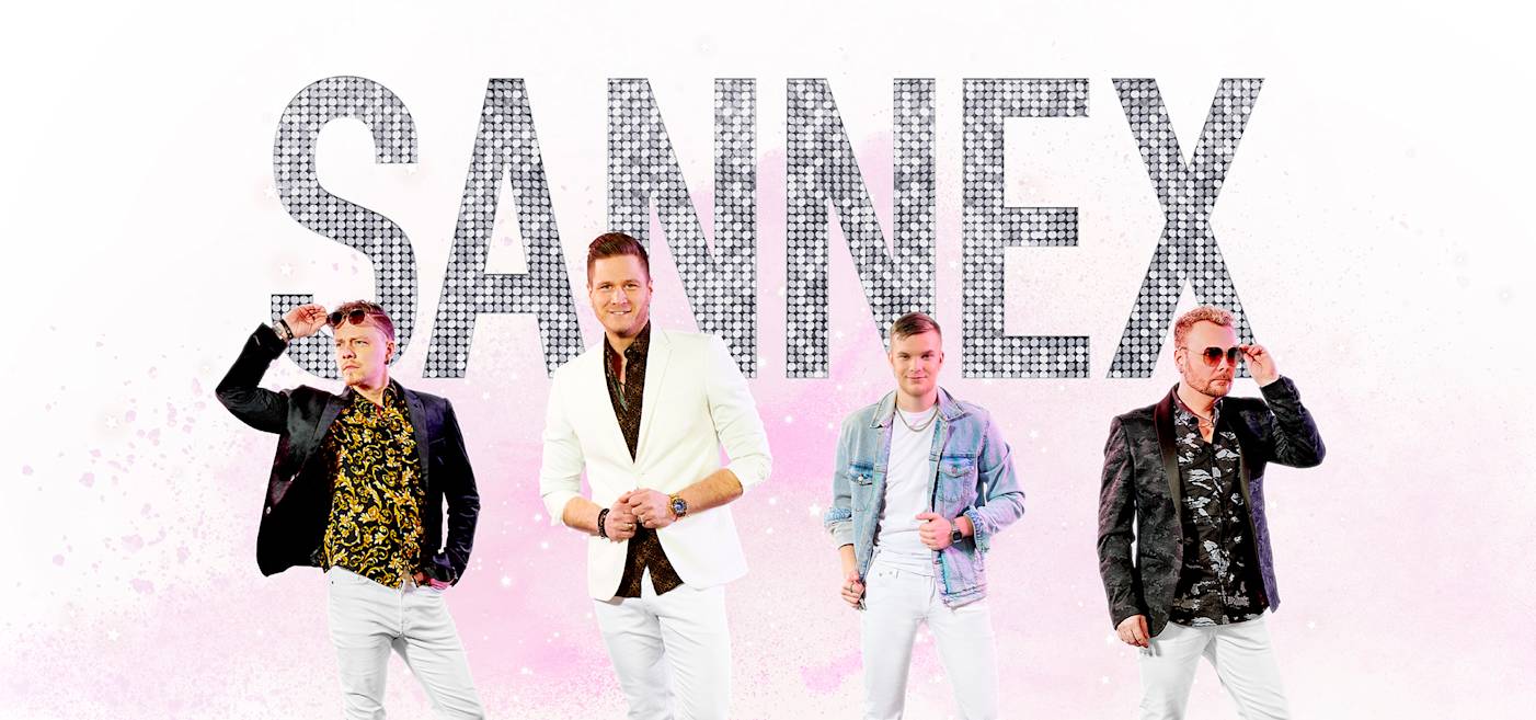Fyra män poserar i snygga outfits framför en stor, texturerad "SANNEX"-skylt.
