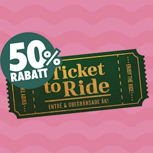 En grön biljett med texten "Ticket to Ride" och "ENTRÉ & OBEGRÄNSADE ÅK!" mot en rosa bakgrund. En cirkelformad etikett med texten "50% RABATT.