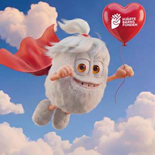 En fluffig, vit seriefigur med röd cape svävar bland molnen och håller i en röd hjärtformad ballong med Hjärtebarnsfondens logotyp.