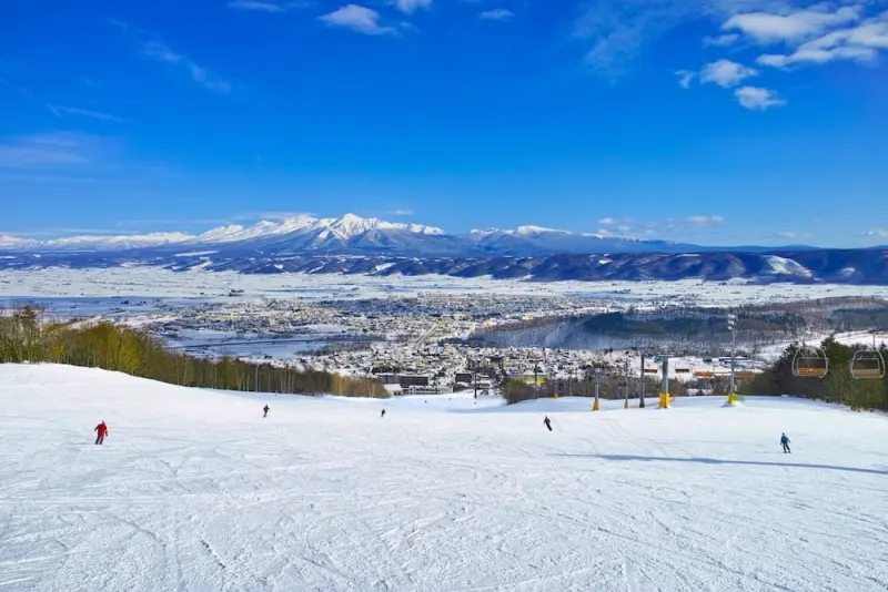 Hokkaido-Japan-Winter-Furano-Ski-Resort-Pelago-Lead-min