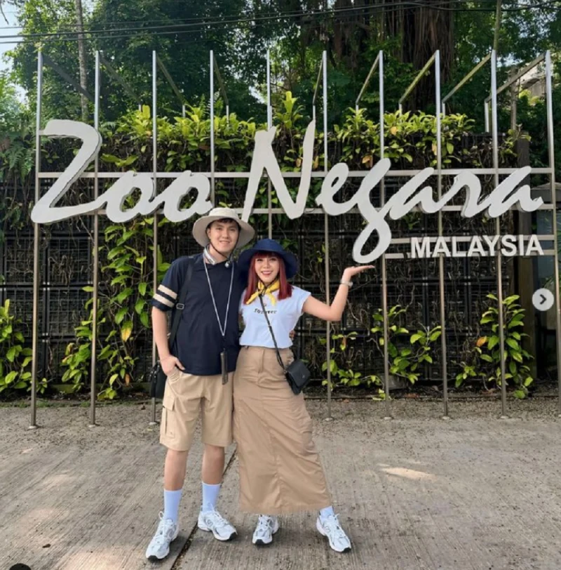 A couple posing below the Zoo Negara sign - Zoo Negara Malaysia-pelago