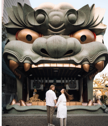 A couple at Namba Yasaka Shrine-pelago
