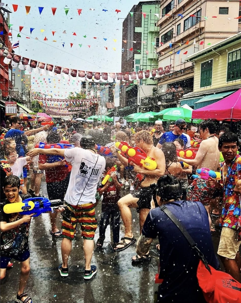 https://images.ctfassets.net/dsbipkqphva2/4sAtXmXm4FIlDEuWPZEzSm/aba7810b1147df0c62d1da734a2e1745/songkran-festival-khao-san-road-bangkok-thailand-pelago.jpg