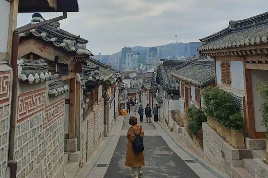 https://images.ctfassets.net/dsbipkqphva2/6P6cQ7WnVxjxsRRdcn4nZz/50c16c83c791e3a8b609e834e3997478/A_walking_tour_of_the_alleys_of_Bukchon_Hanok_Village-Pelago.webp?fm=webp&w=860