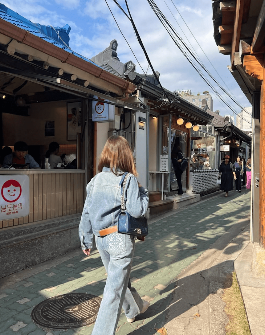 Teen girls in Seoul