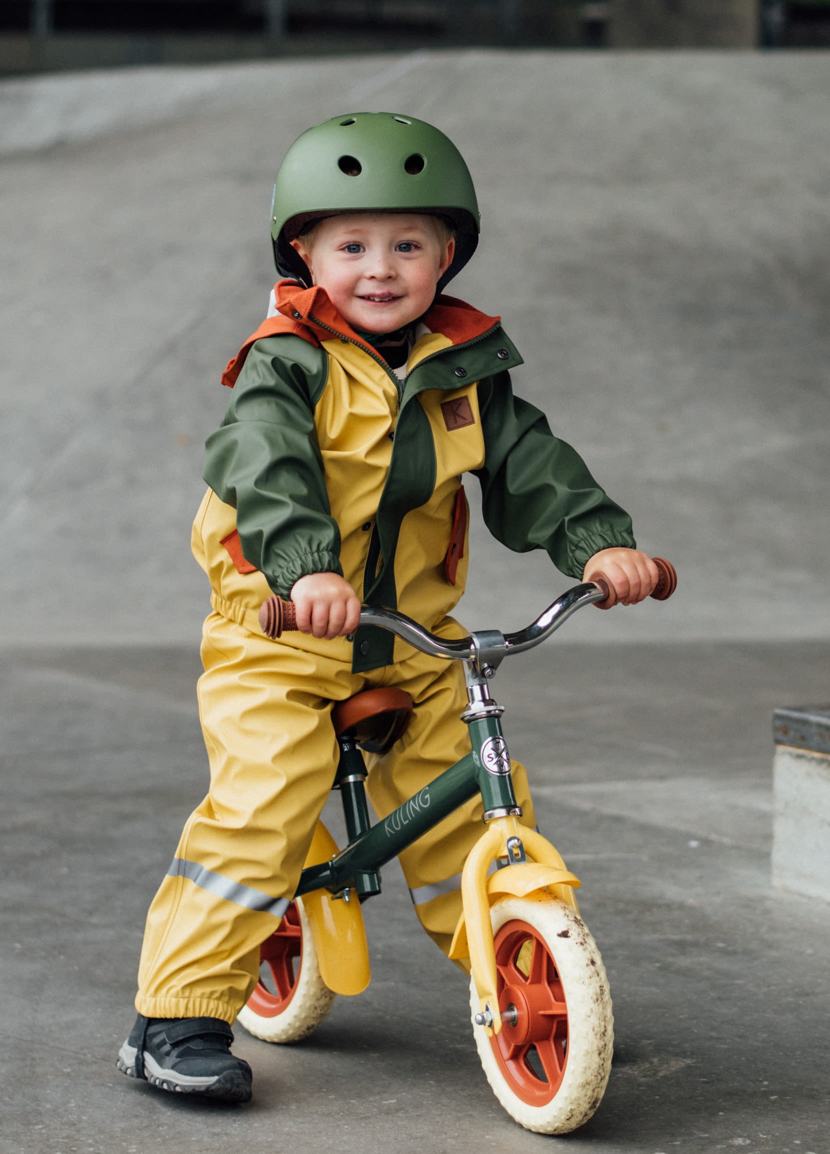 STOY - Kid on Yellow Bicycle - Babyshop
