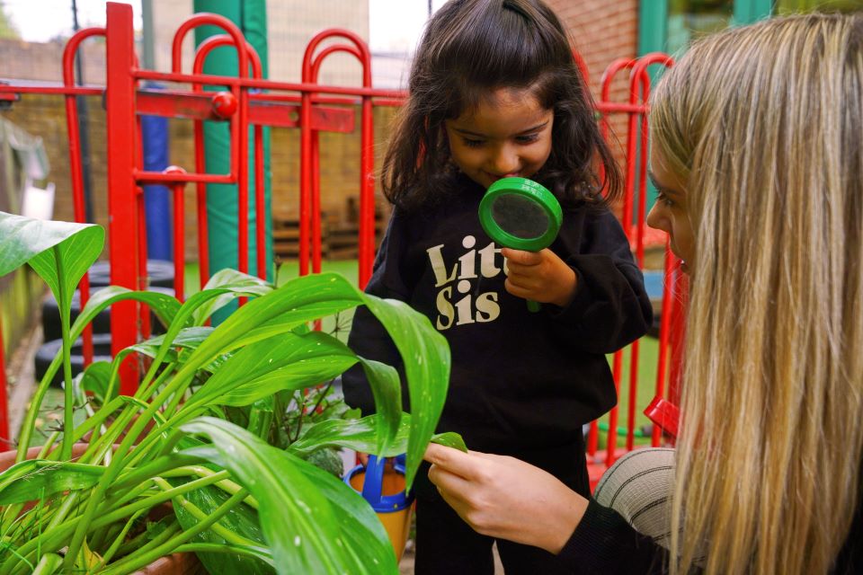Exploring Nature Magnifying Glass 001