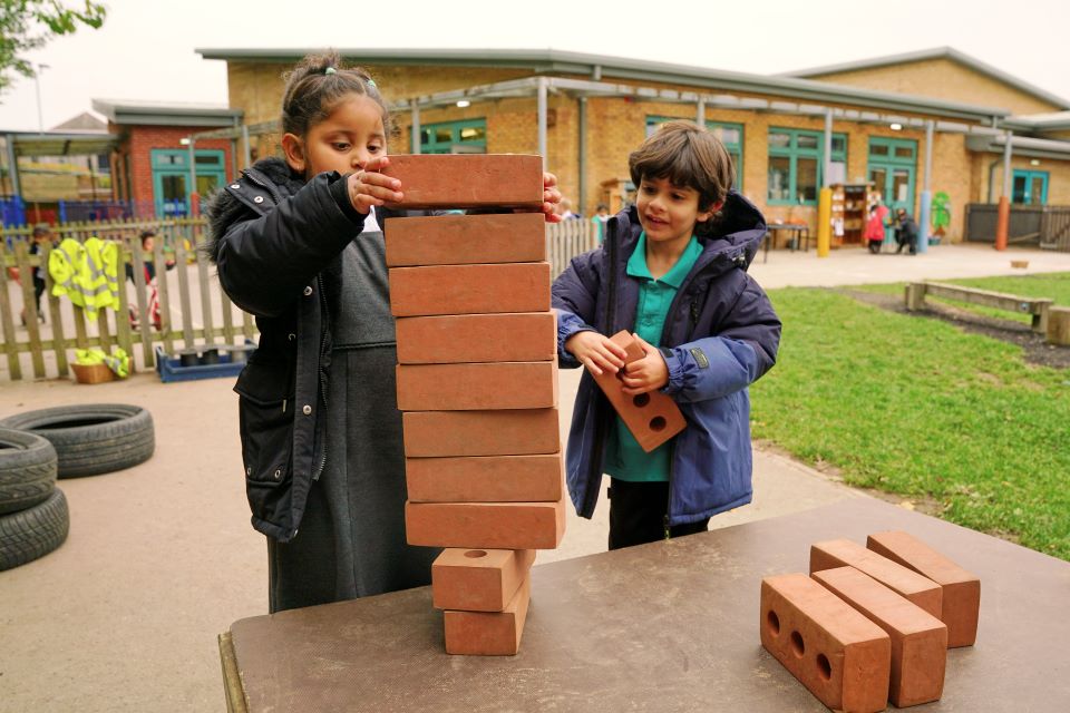 Images/Children building a tower with bricks