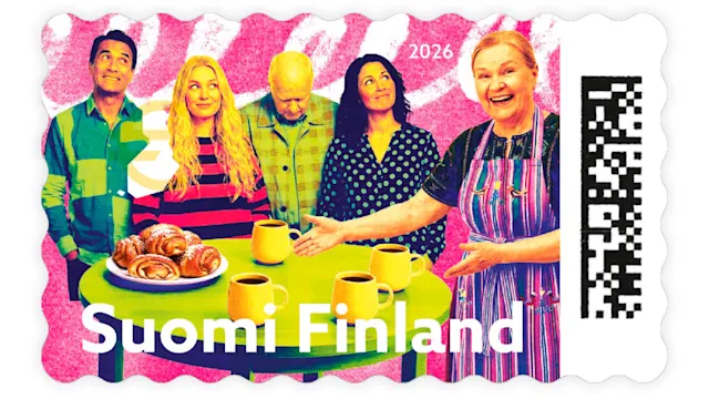 Finska människör dricker kaffe och bullar tillsammans.