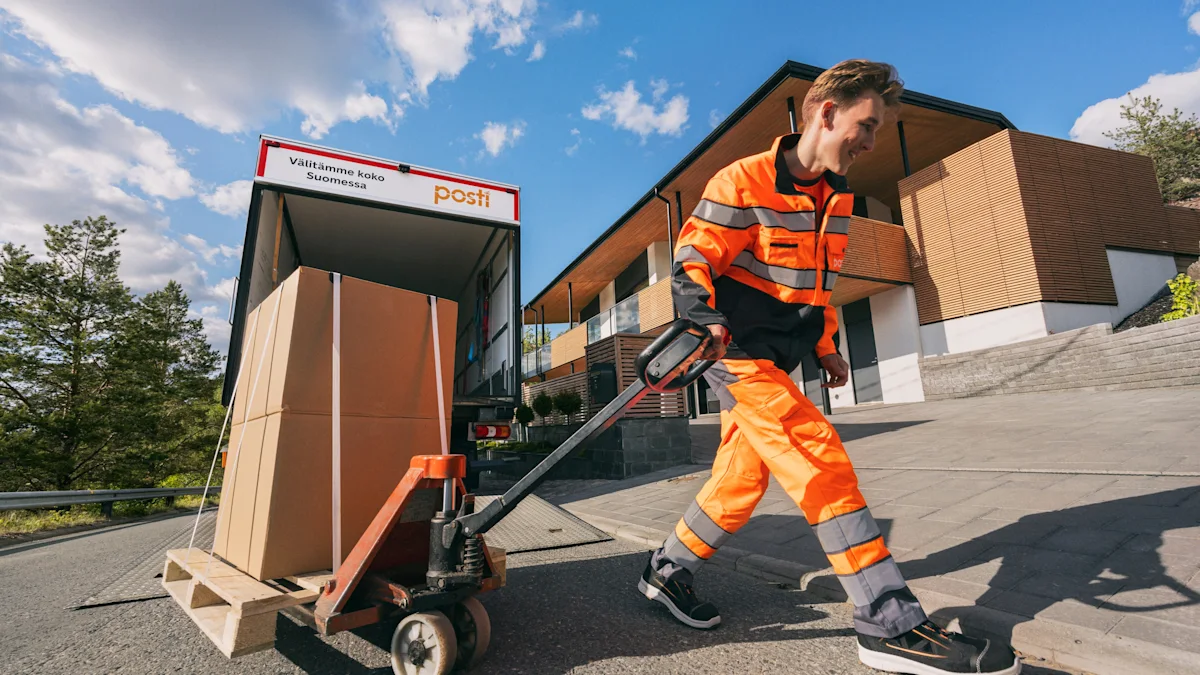 Postin logistiikkatyöntekijä kuljettaa isoa pakkausta pumppukärryllä.
