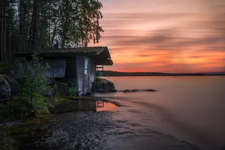 Mökki järven rannalla
