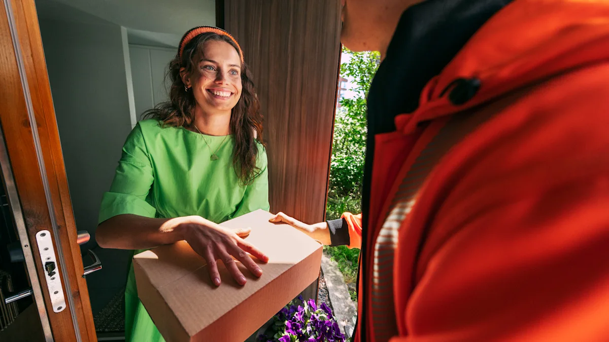 Postin asiakas vastaanottamassa paketin lauantaitoimitusta.