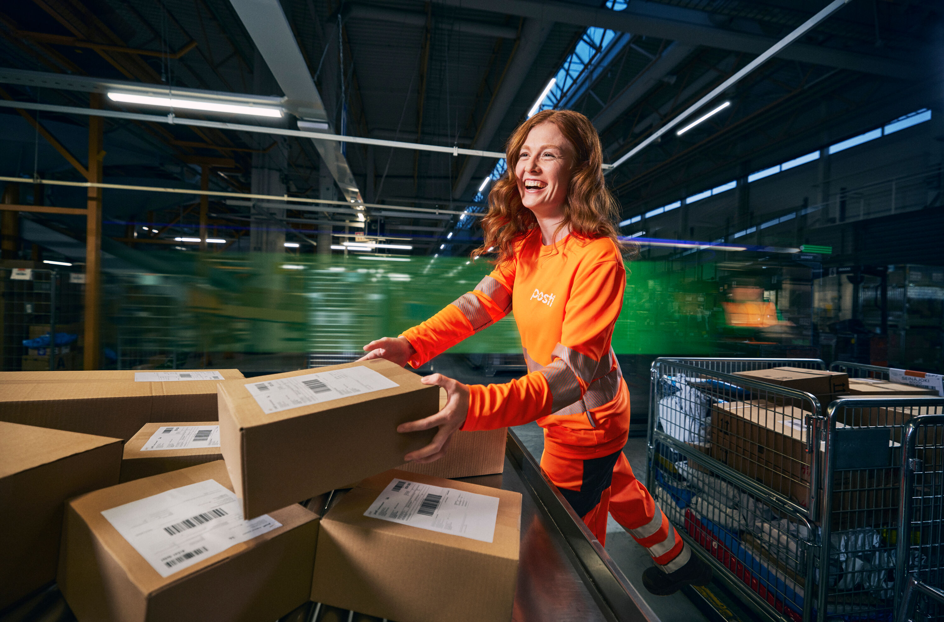 Woman and man smiling at a warehouse Posti