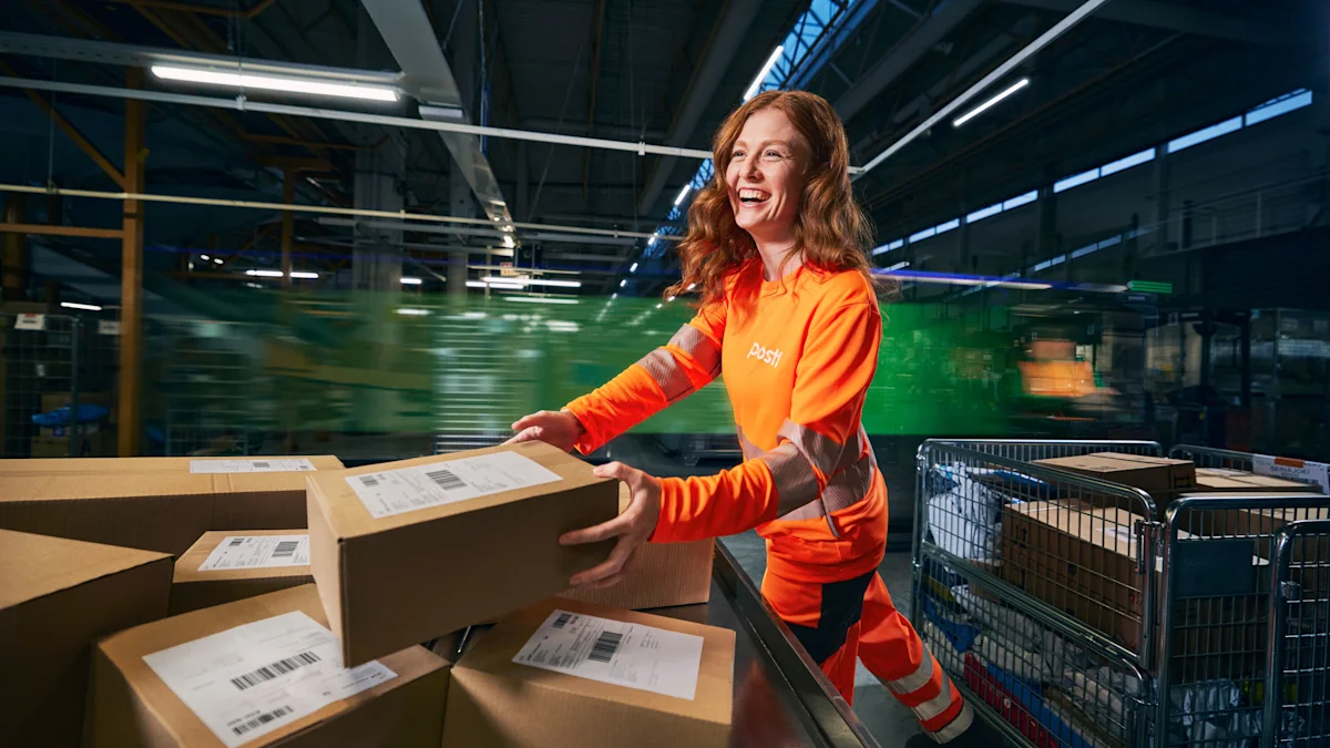 En Posti-medarbetare sorterar paket