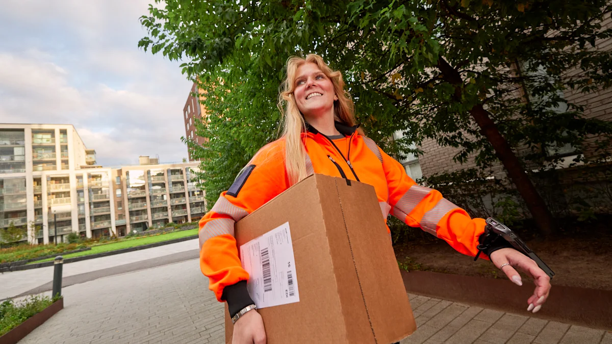 Nainen kantaa pakettia.