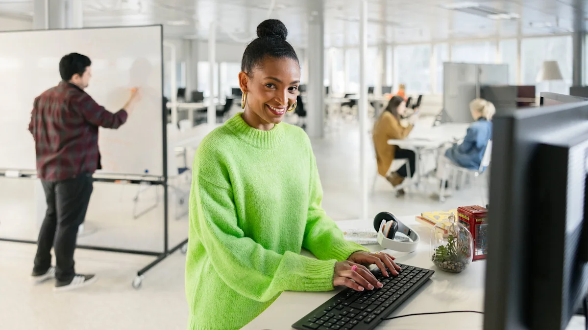 Kvinna arbetar vid dator på ett kontor