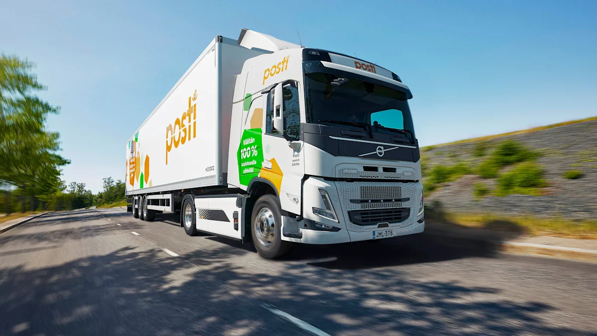 Posti-lastbil på en väg