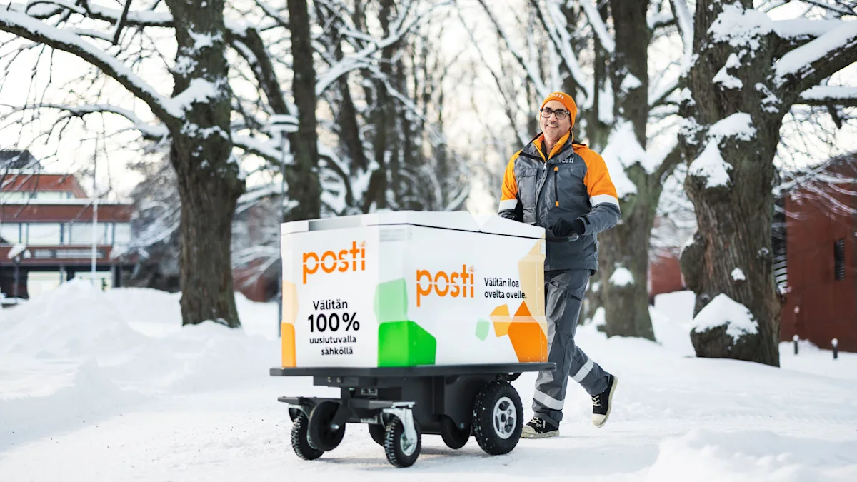 Postilainen työntää postivaunua talvisissa maisemissa