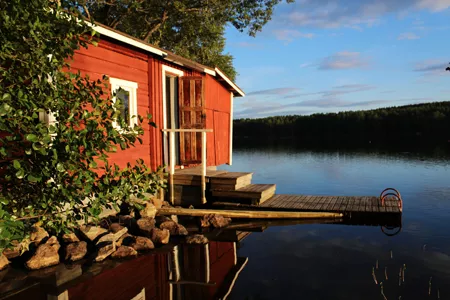 Sauna järven äärellä