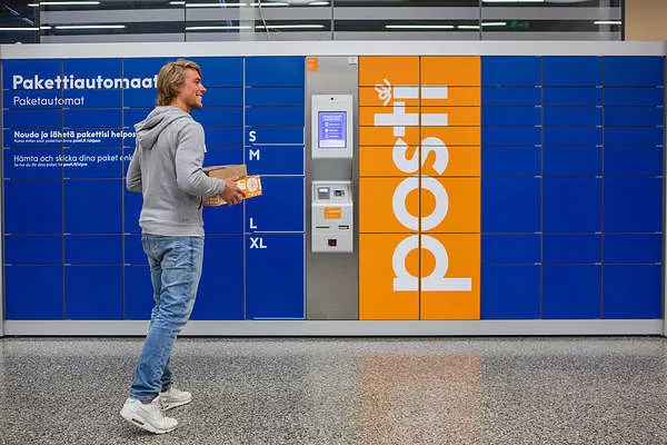 pakettiautomaatti-mies