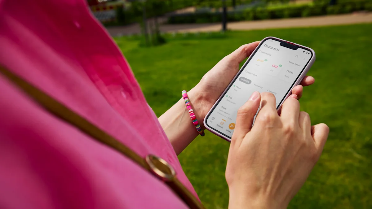 Henkilö käyttää Digipostia OmaPosti-sovelluksessa älypuhelimella ulkona puistossa