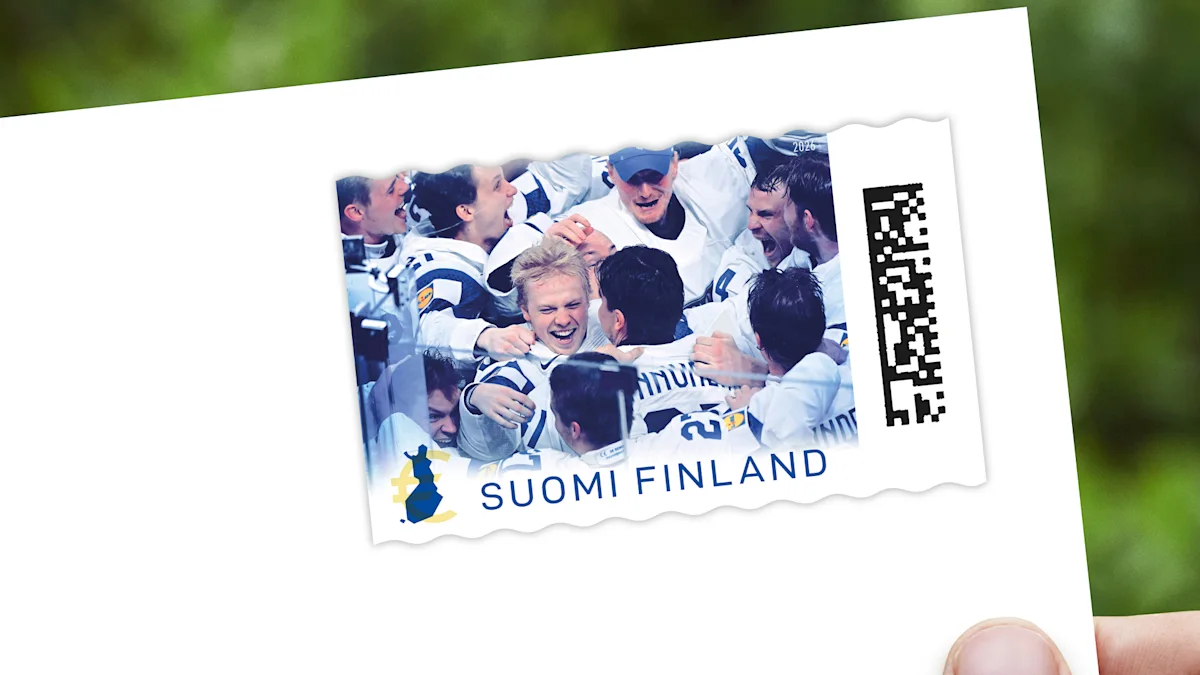 Henkilö käyttää Postin OmaPosti-sovellusta älypuhelimella kotona.