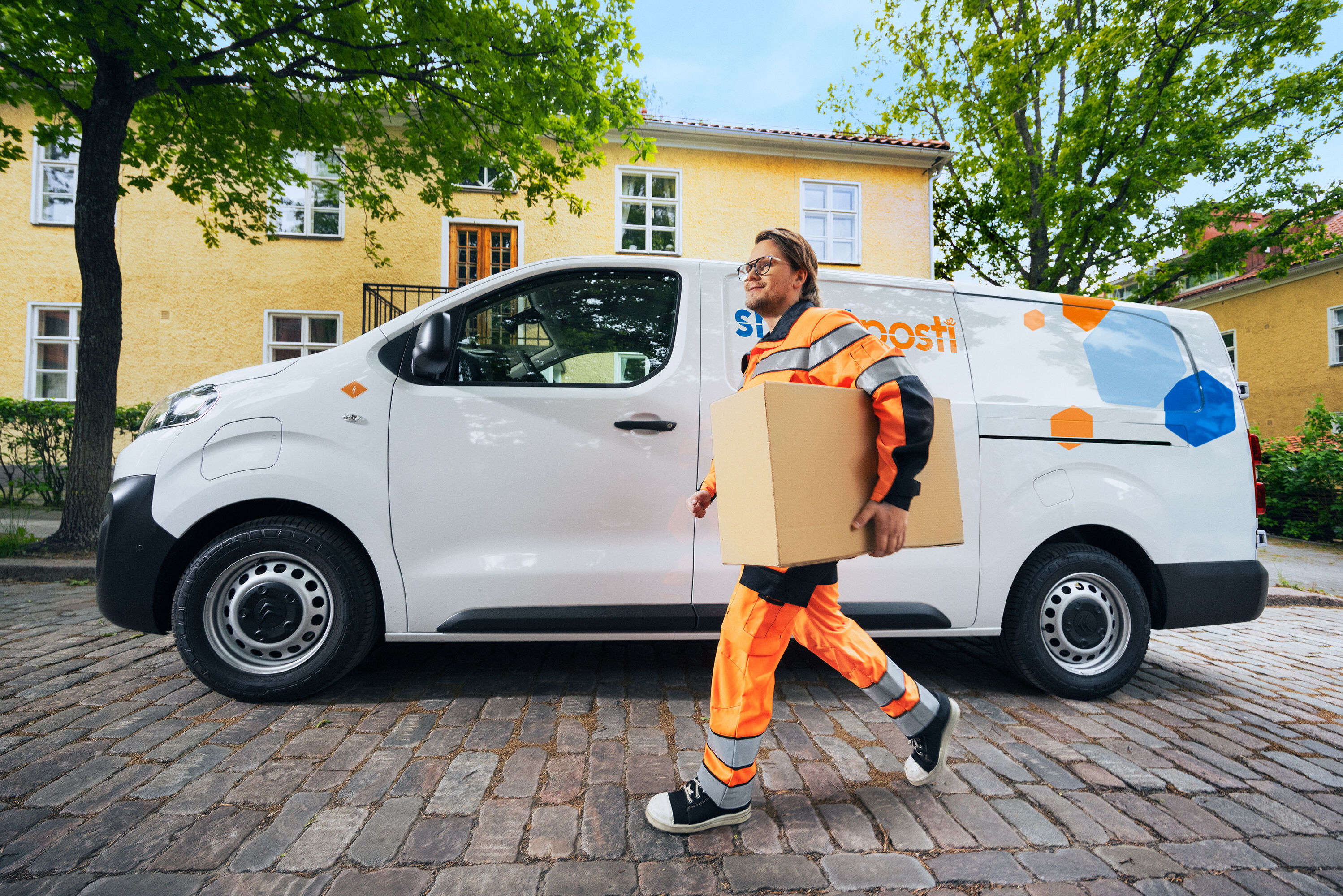 A SmartPosti worker carrying a package.