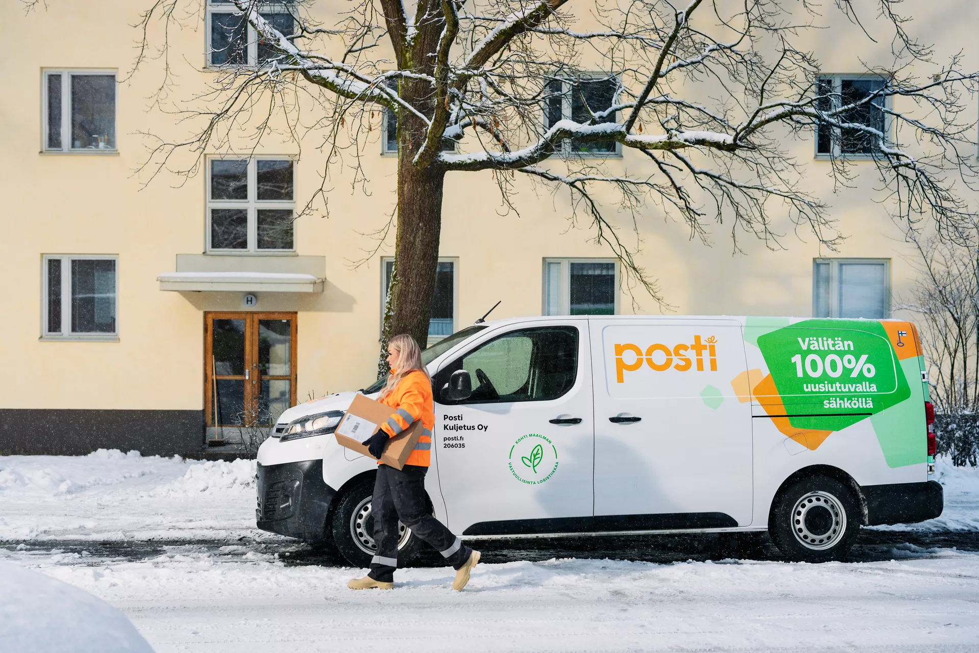 Postinjakaja toimittamassa pakettia.