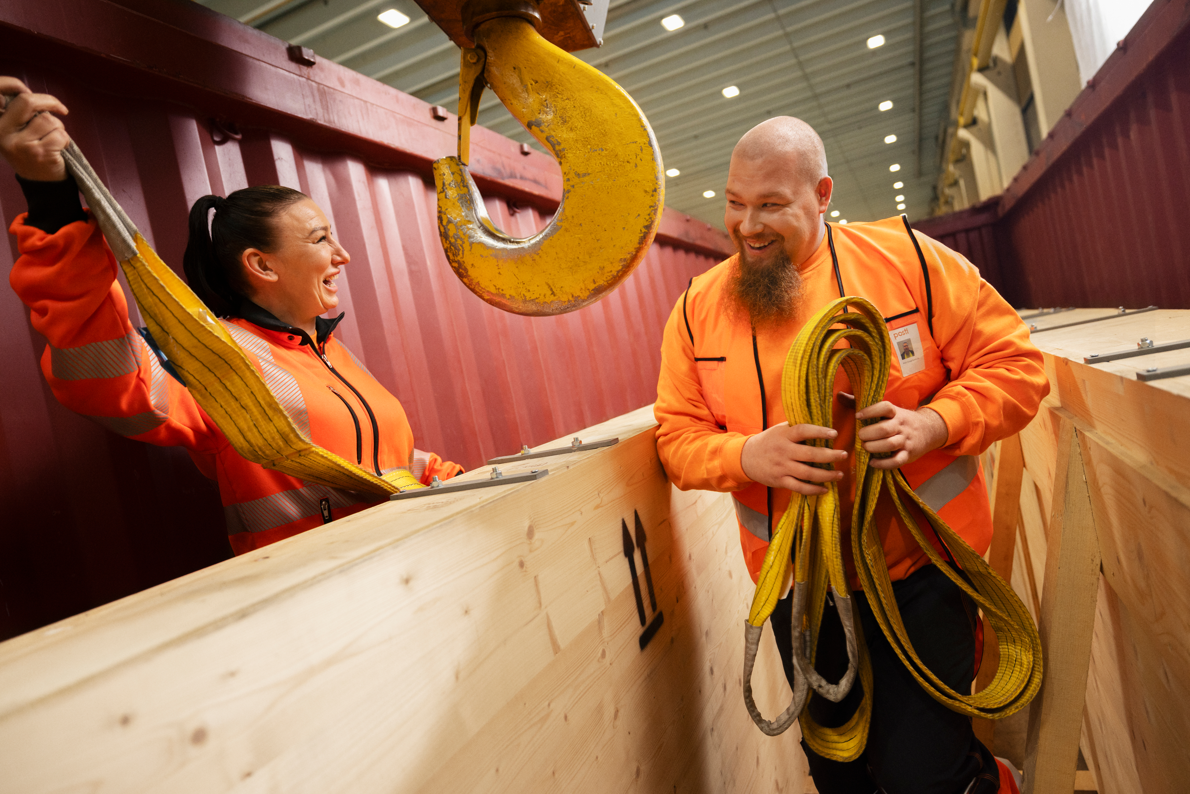 Postis logistikanställda förbereder ett stort paket för transport.