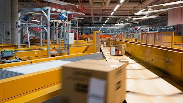 Paketti matkalla logistiikkakeskuksessa
