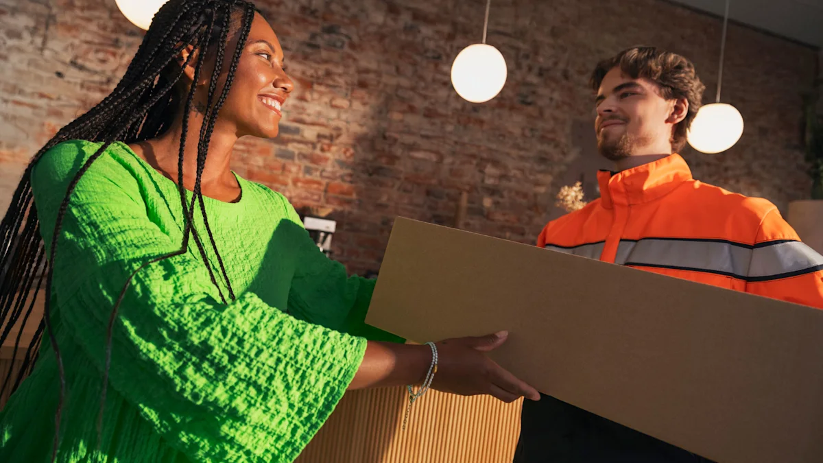 En kvinna i grön tröja tar emot ett paket från en Posti-anställd med orange jacka.