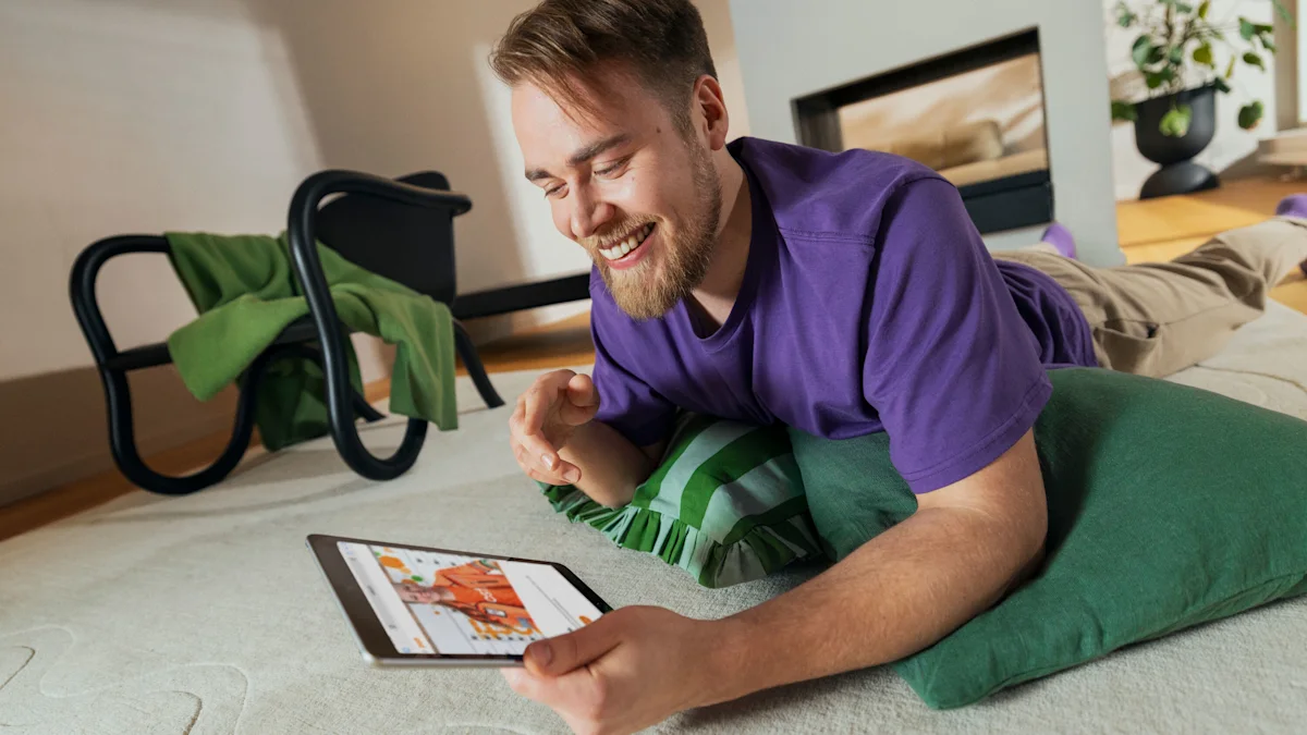 En person ligger på golvet med gröna kuddar och använder en surfplatta. I bakgrunden syns en stol med grön textil och modern inredning.