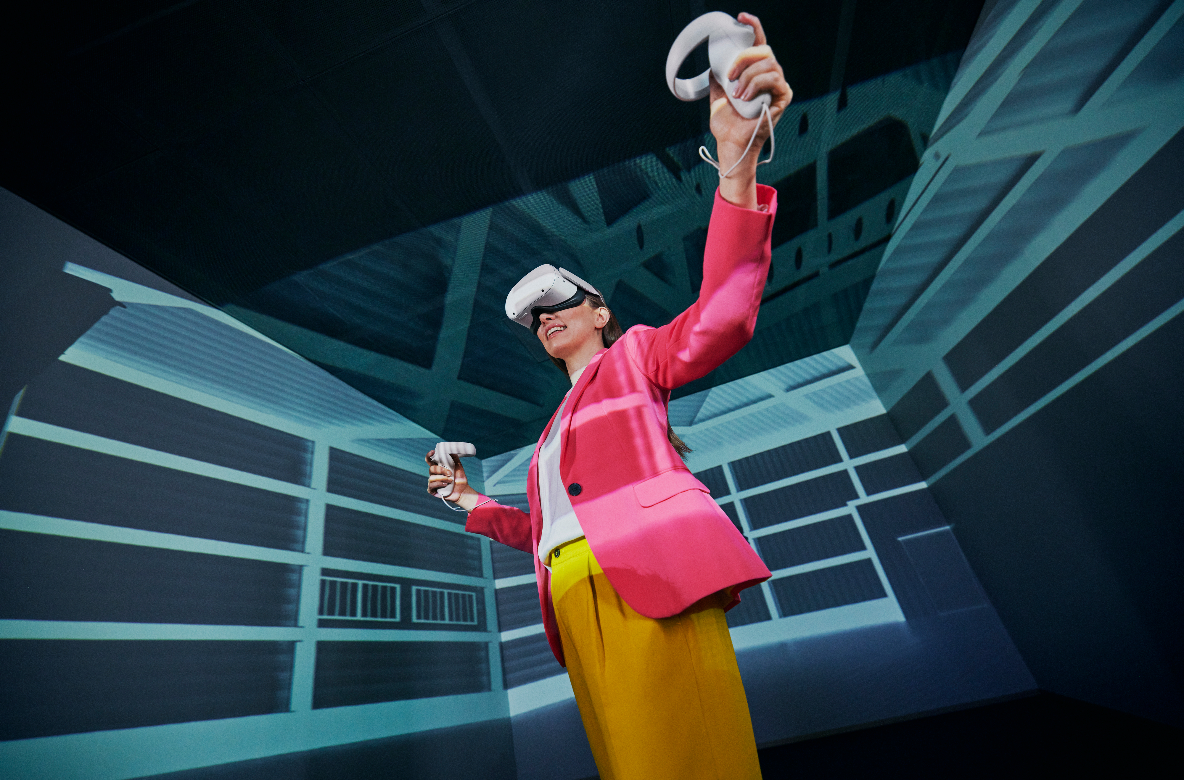 Persona izmanto VR brilles un kontrolierus digitālā vidē.