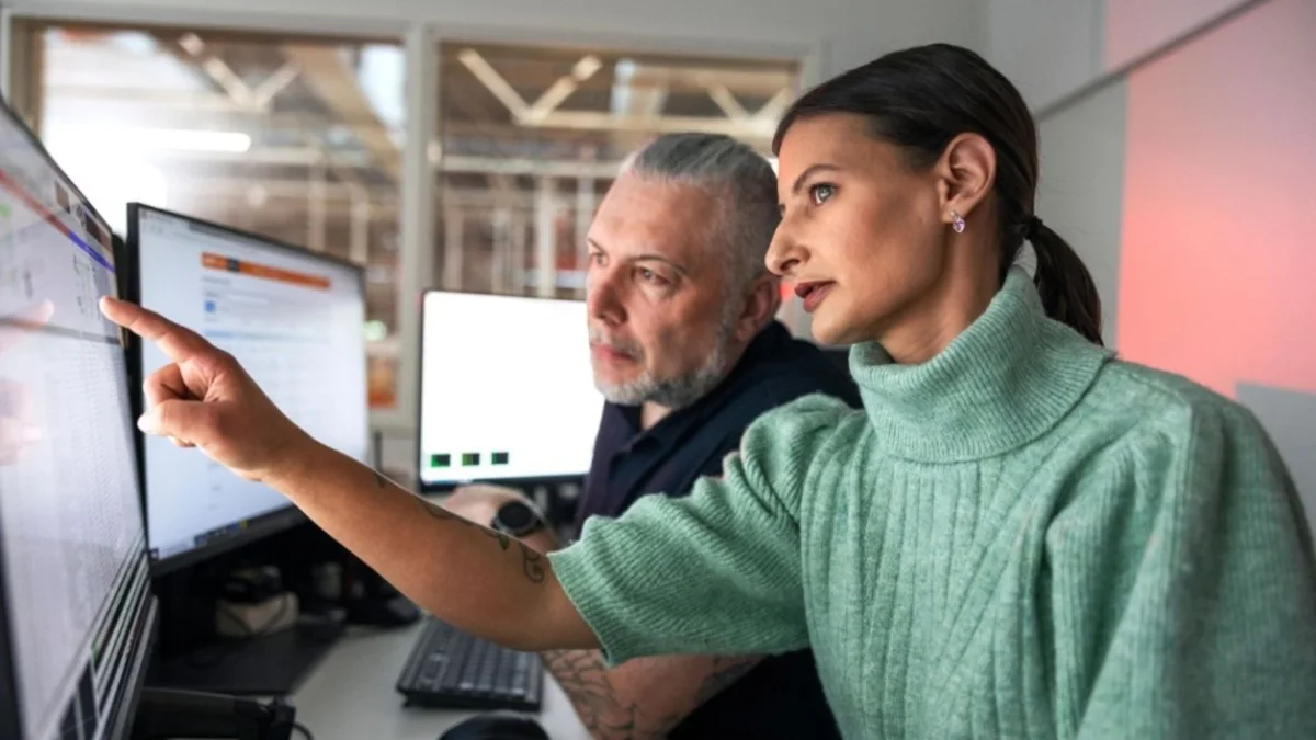 Two SmartPosti workers discussing together.