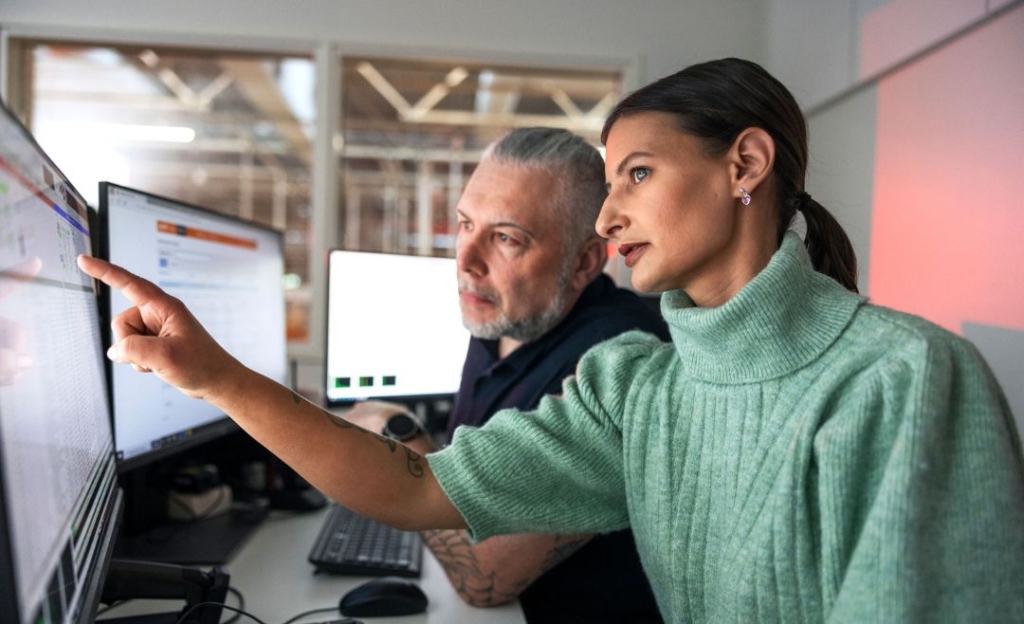 Two SmartPosti workers discussing together.