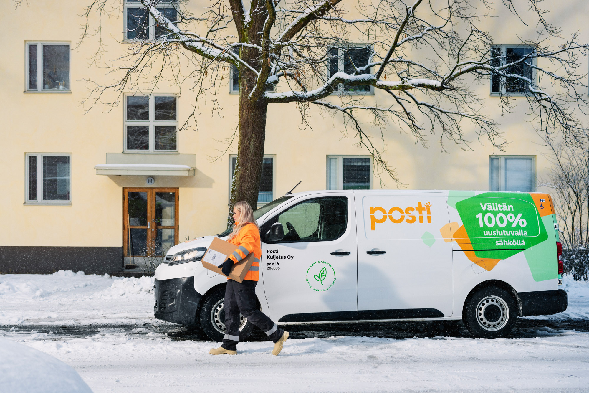 postin pakettiauto talvella