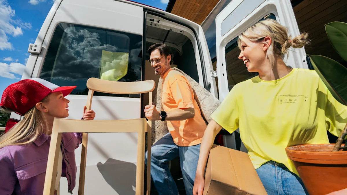 Ihmisiä muuttamassa