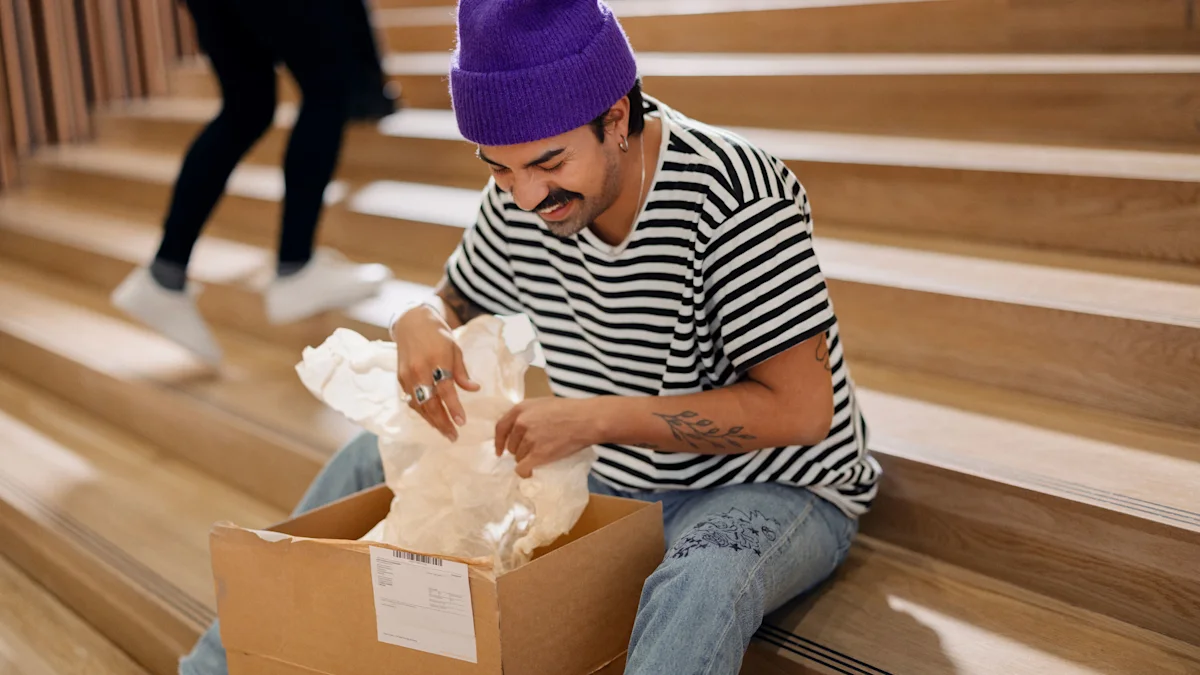 Ilahtunut henkilö avaamassa pakettia.
