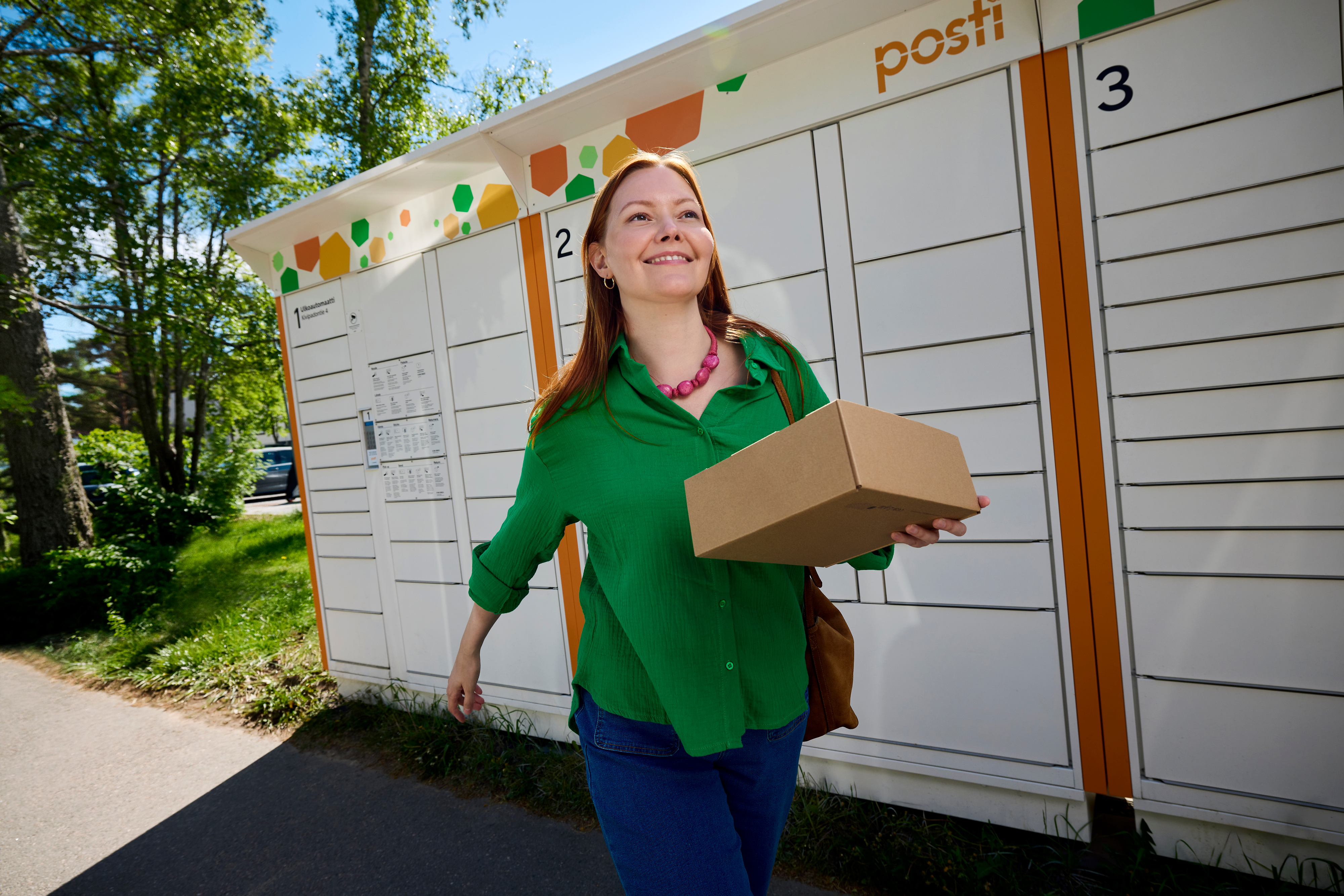 Ilahtunut asiakas noutamassa pakettia.