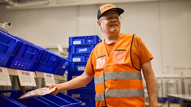 Mika Perälä working at Posti.