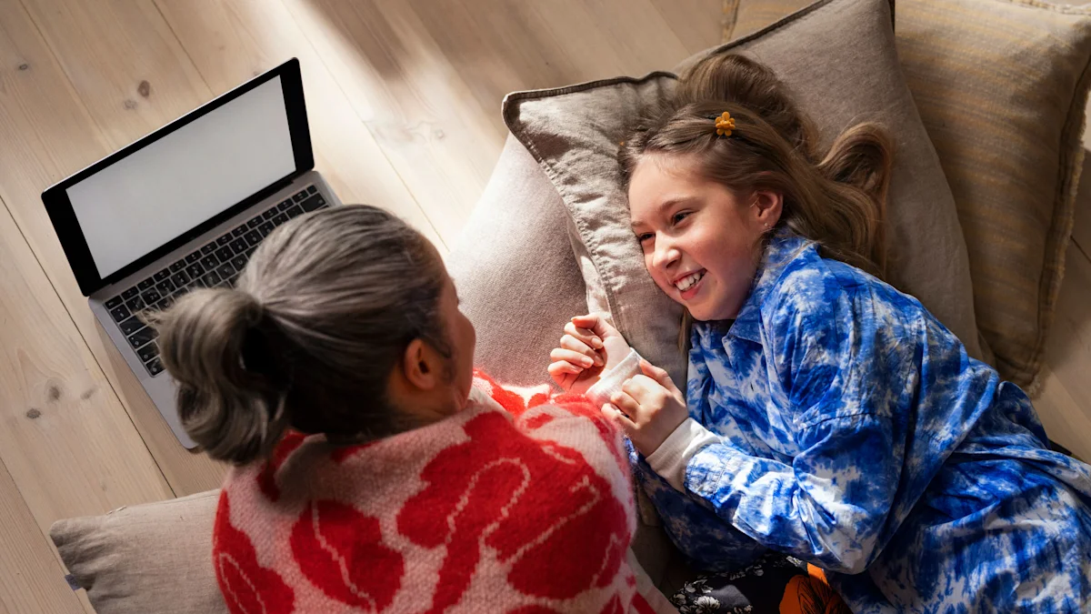 Laptop och två personer som kopplar av hemma.