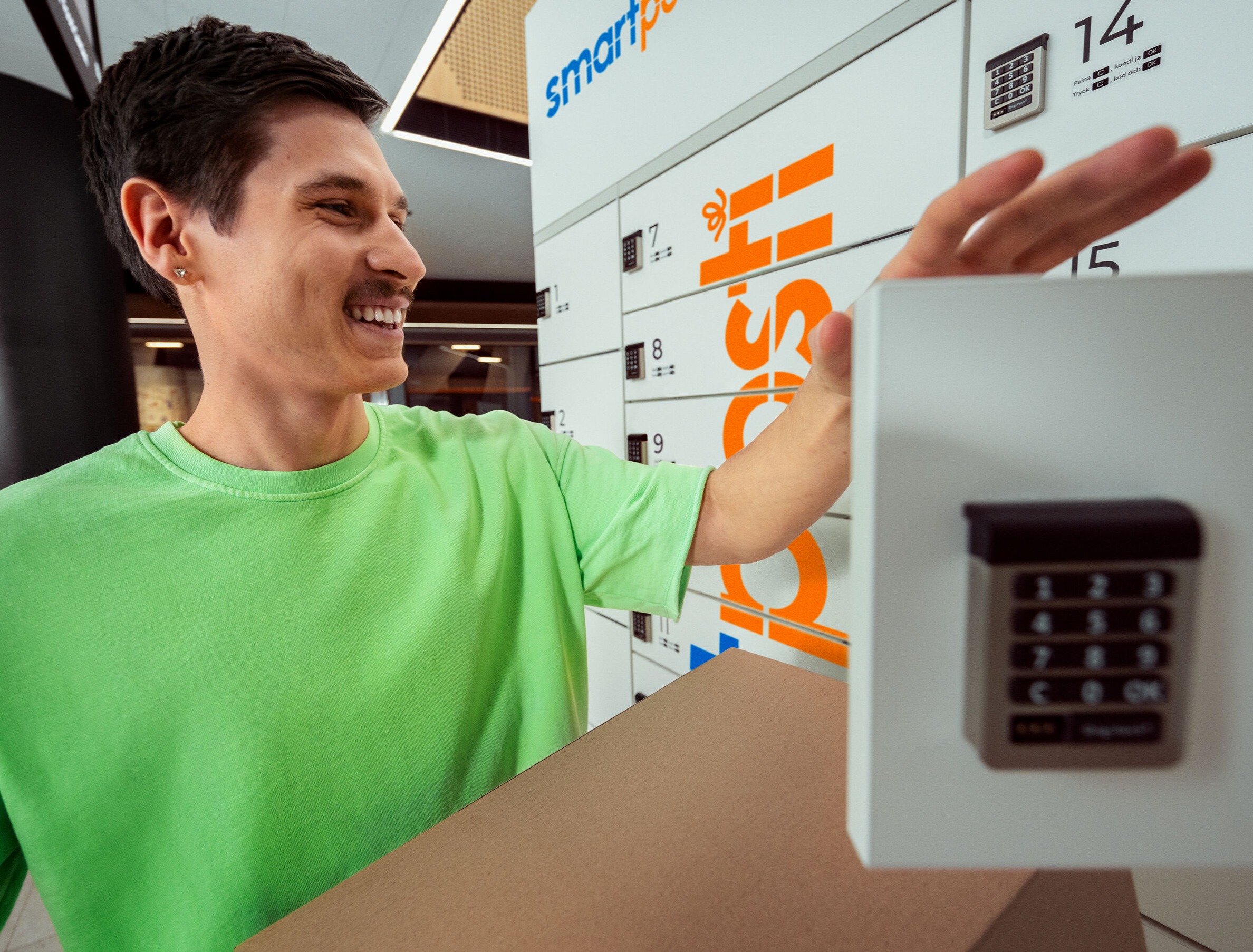 A customer at a SmartPosti locker.